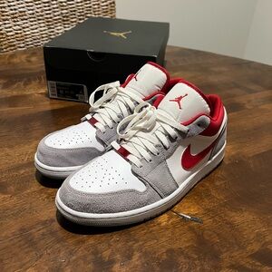 Air Jordan 1 Low SE “Light Smoke Grey Gym Red”